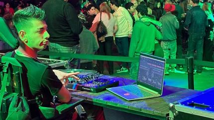 Lautaro es uno de los DJ oficiales de la Matinée Inclusiva de Lomas.