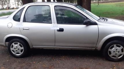 El auto robado en Lomas, recuperado por la Policía.