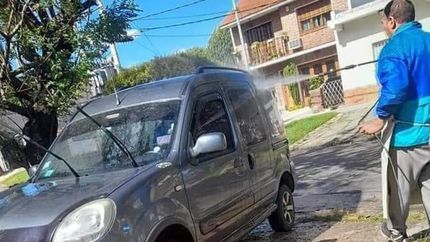 Patón lava todos los días en la puerta de su casa.