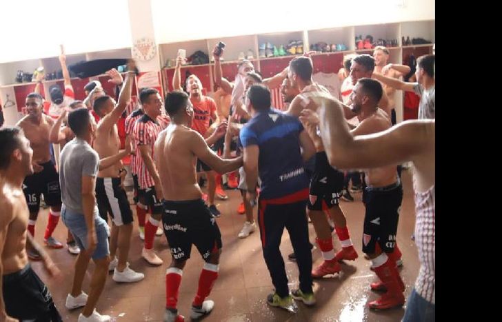El plantel de Los Andes festeja tras el 1-0 ante Temperley.