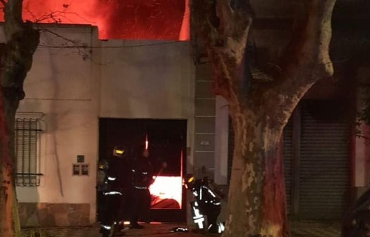 Los Bomberos de Lomas trabajando en la noche del incendio.
