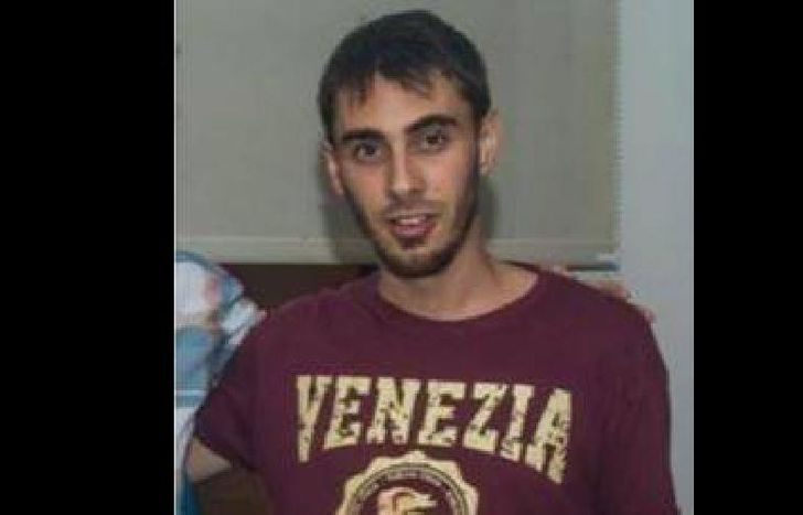 es músico y tiene 24 años.