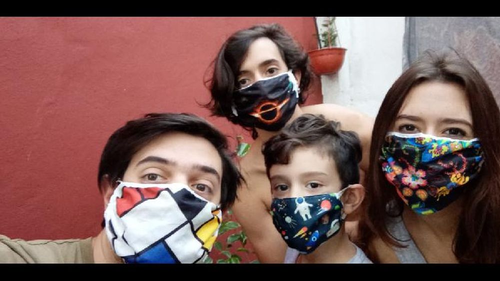 Barbijos estampados y personalizados, de la mano de un vecino de Lanús