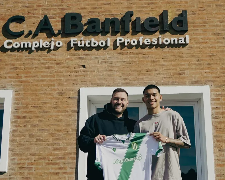 Firmó su primer contrato.