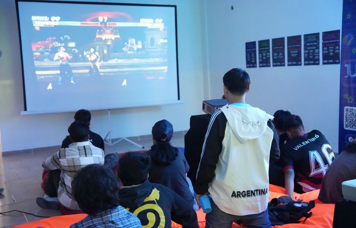 Una tarde para jugar con consolas y pantallas gigantes en Lomas.