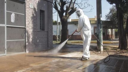 Desinfectan calles, veredas y lugares públicos.