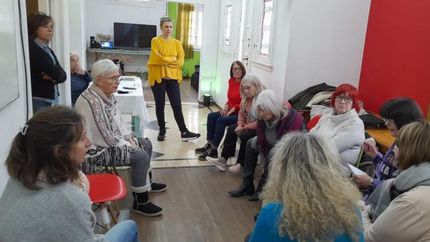 Las mujeres se reúnen para dar a conocer sus productos y servicios. Las mujeres se reúnen para dar a conocer sus productos y servicios.