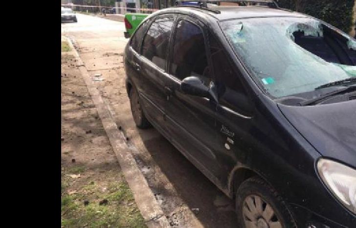El auto quedó abandonado con la persona atropellada dentro.