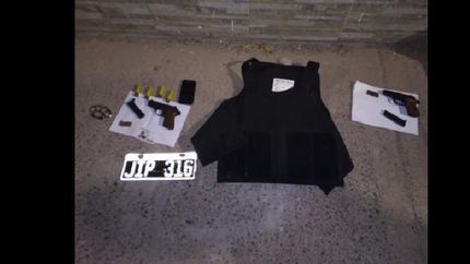 además de dos armas de fuego incautaron un chaleco antibalas.