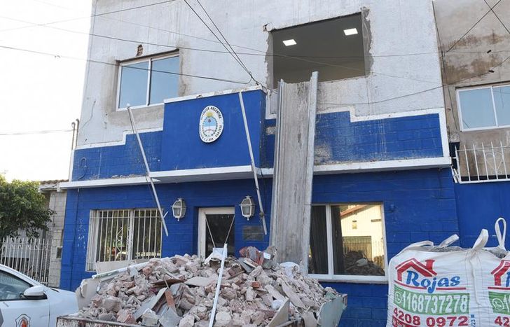 El acusado fue llevado esposado hasta la Comisaría 6ta de Lomas de Zamora.