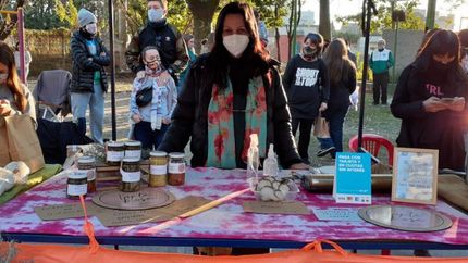 Todos los domingos, Jackeline vende los hongos en una feria.