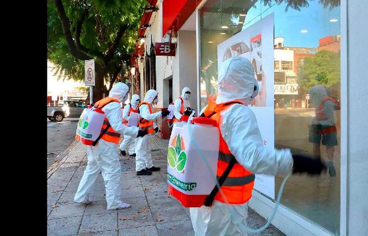 las cuadrillas trabajan protegidas con mamelucos, guantes y mascarillas.
