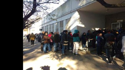 adrogue: vecinos tiraron basura en la puerta de edesur como signo de protesta