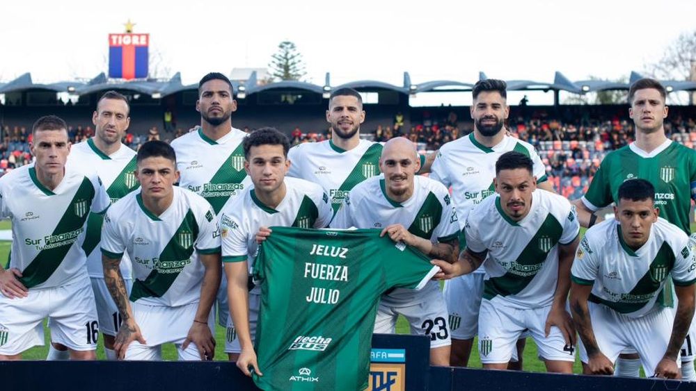 El equipo salió ante Tigre con una camiseta deseándole pronta recuperación al DT.