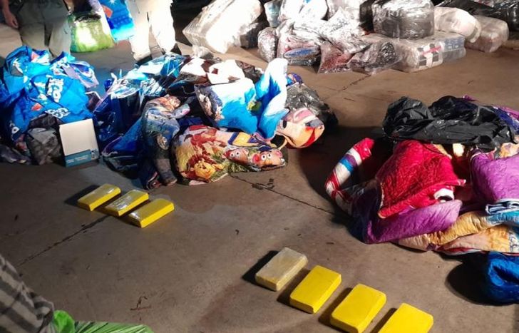 Gendarmería Nacional encontró 17 kilos de cocaína en el micro.