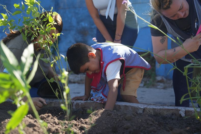 Vecinos, escuelas e instituciones se suman a las jornadas de forestación.