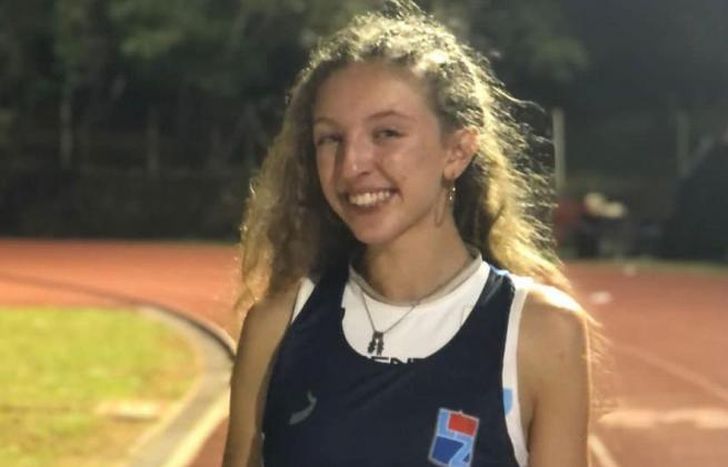 La lomense posó con la indumentaria del Municipio.