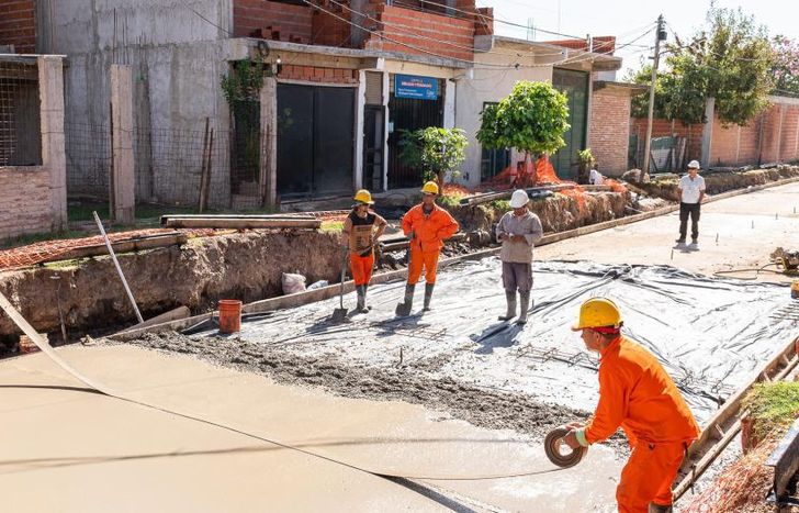 Ya pavimentaron unas 20 cuadras del barrio 17 de Noviembre, de Budge.