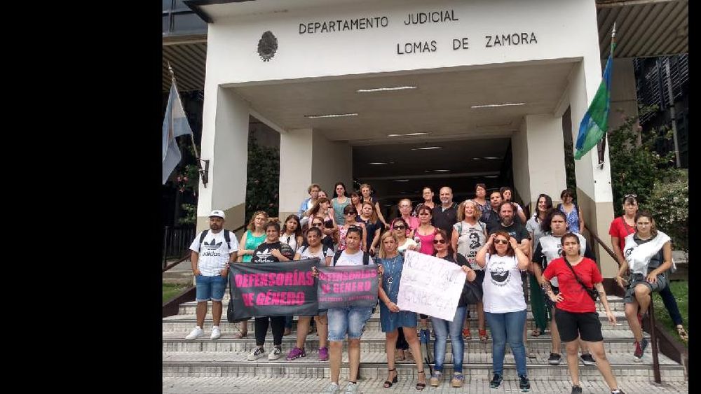 Agrupaciones feministas y de trabajadores acompañaron a la docente de Monte Grande.