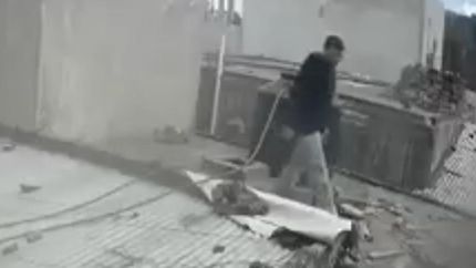 El hombre quedó filmado cuando entraba a la vivienda por los techos.
