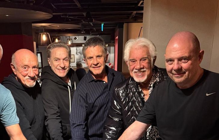 El elenco de una comedia que se las trae.