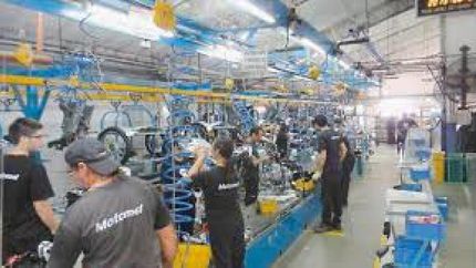 motomel suspende 15 dias a sus trabajadores por la caida en las ventas