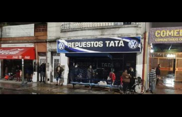 aunque llueva, haga frio o calor, las personas esperan todos los días por un plato de comida.