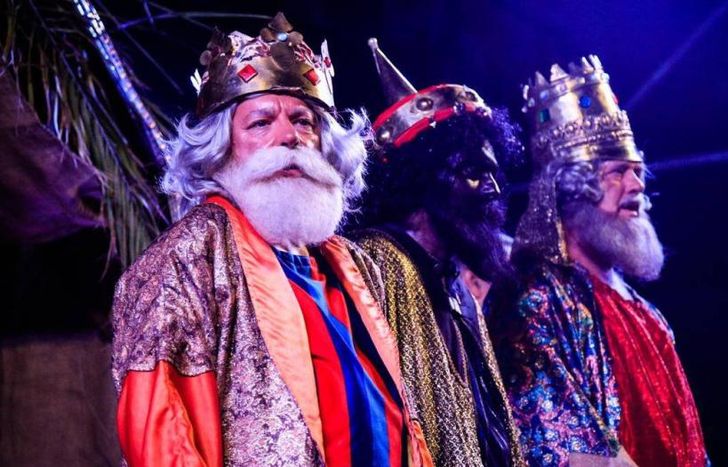 Los Reyes usan trajes y coronas especiales.