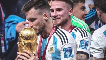 Tagliafico junto a la Copa del Mundo.