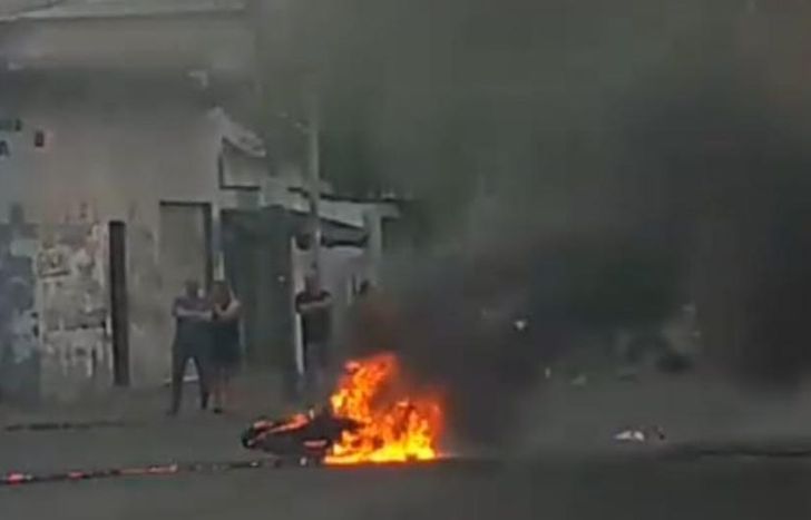 La moto se prendió fuego en plena avenida.