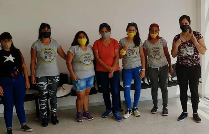 Las madres protectoras antes de entrar a hablar con la fiscal.