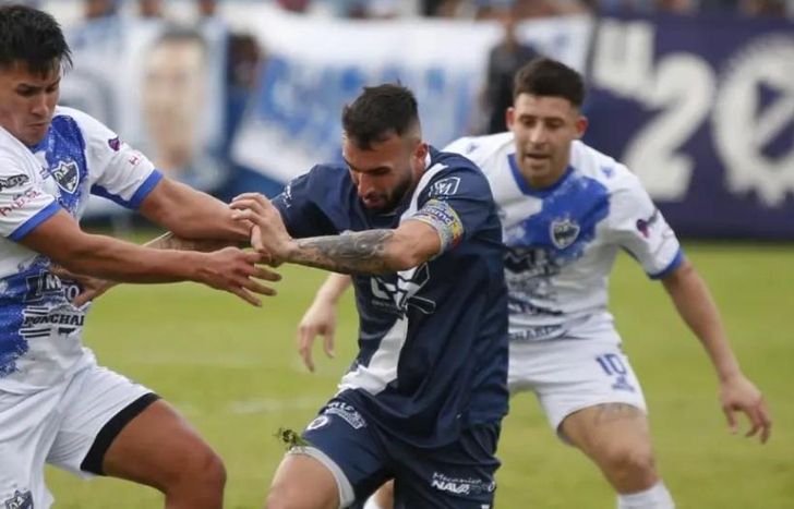 Benaducci pasa entre dos de Midland.