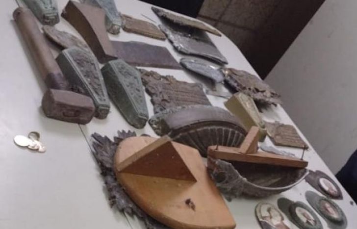 Le encontraron varias placas en su bolso.