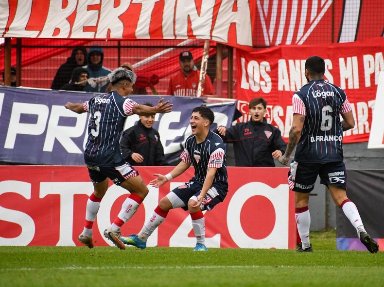 Valdez Chamorro clav&oacute; un golazo ol&iacute;mpico.
