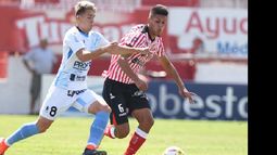 Sebastián Valdez se lleva la pelota frente a Tobías Reinhart. El defensor fue la figura del clásico.