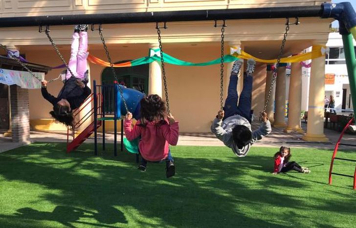 Los chicos ya disfrutan de su espacio verde renovado.