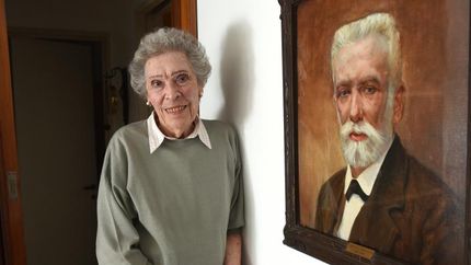 Sara junto a un retrato de su abuelo, quien luchó por los derechos de los animales.