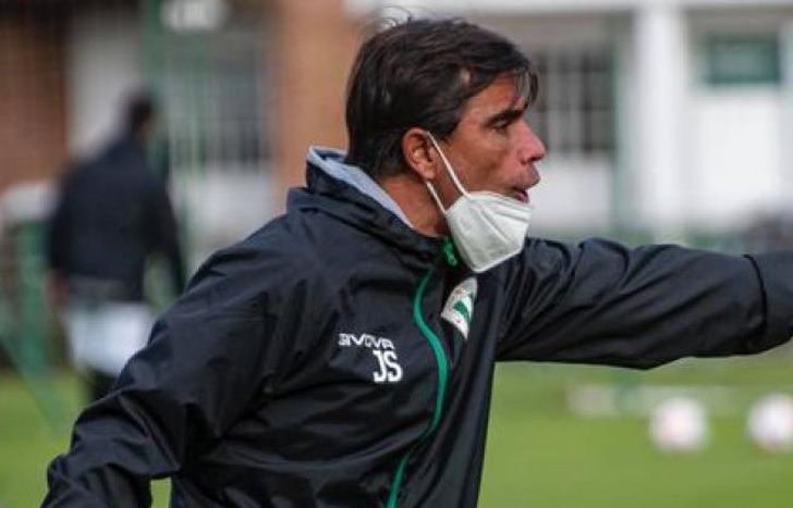 Javier Sanguinetti renovó su contrato por 18 meses.