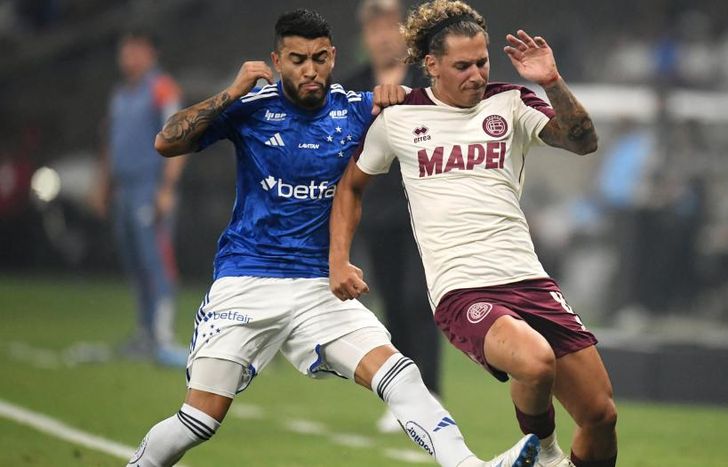 Boggio trata de progresar en ataque.