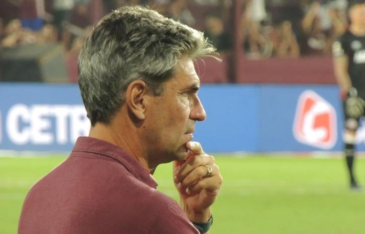 El entrenador de Lanús ya piensa en el duelo copero del próximo miércoles.