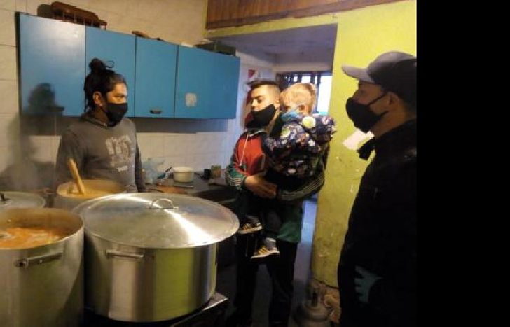 Los amigos que jugaban al fútbol todos los lunes encaran su primer trabajo solidario.