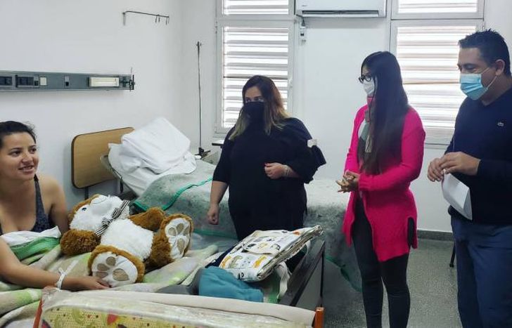Leticia recibió una cuna y varios accesorios.
