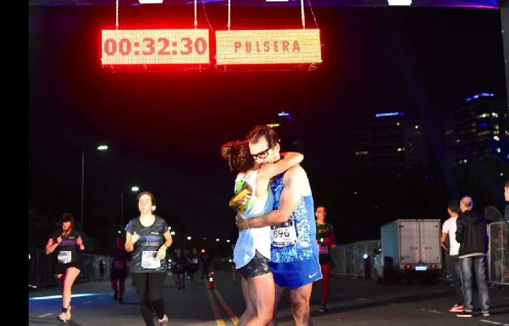 José Luis y Lorena, abrazados, festejan el logro conseguido.