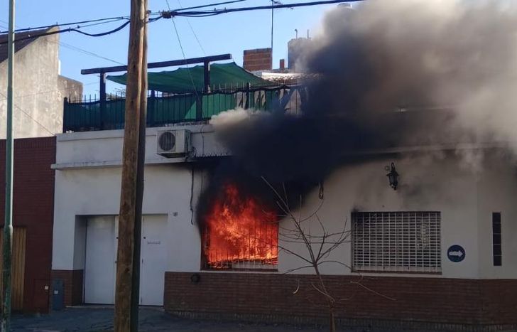 El incendio asustó a la gente del barrio.