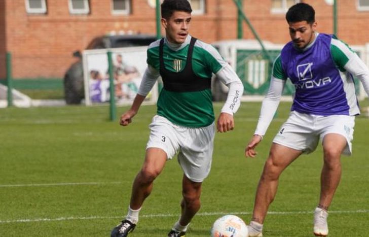 El DT realiza muchos trabajos con pelota.