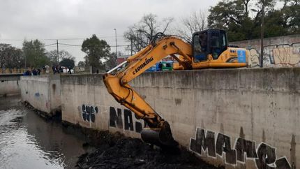 Utilizan máquinas para despejar el cauce.