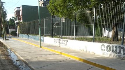 La vereda del club fue remodelada.
