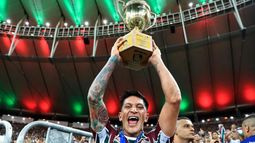 Cano levantando la Copa Carioca.