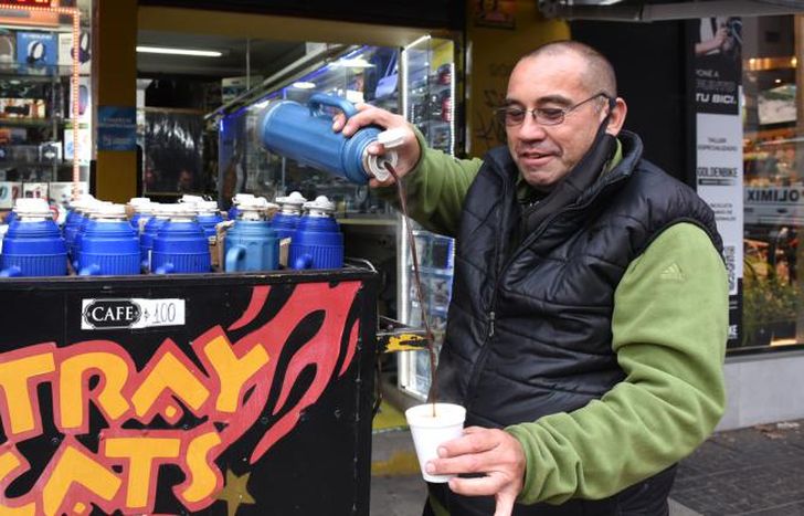 Hugo y su arte para servir café. Una profesión a la que le tomó cariño con el tiempo.