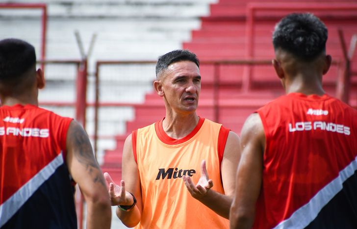 Leo Lemos, el DT de Los Andes, obligado a cambiar el equipo.
